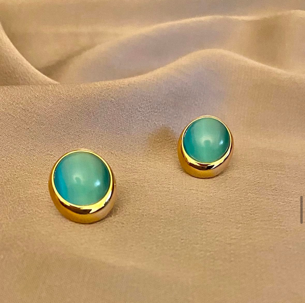 ER 79 Aqua Luxe Studs